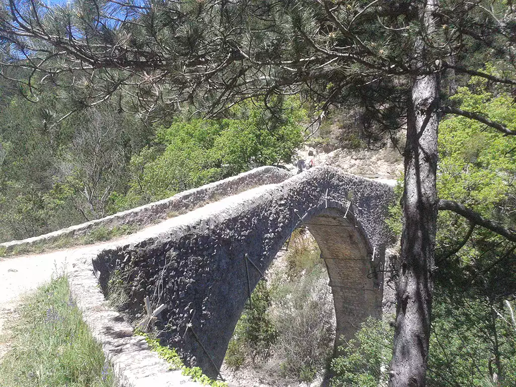 Pont de la reine Jeanne Entrpierres