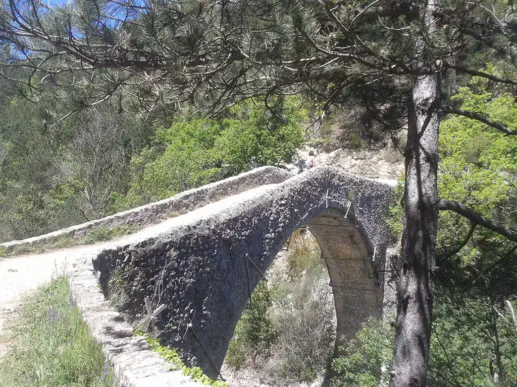 Pont de la reine Jeanne Entrpierres